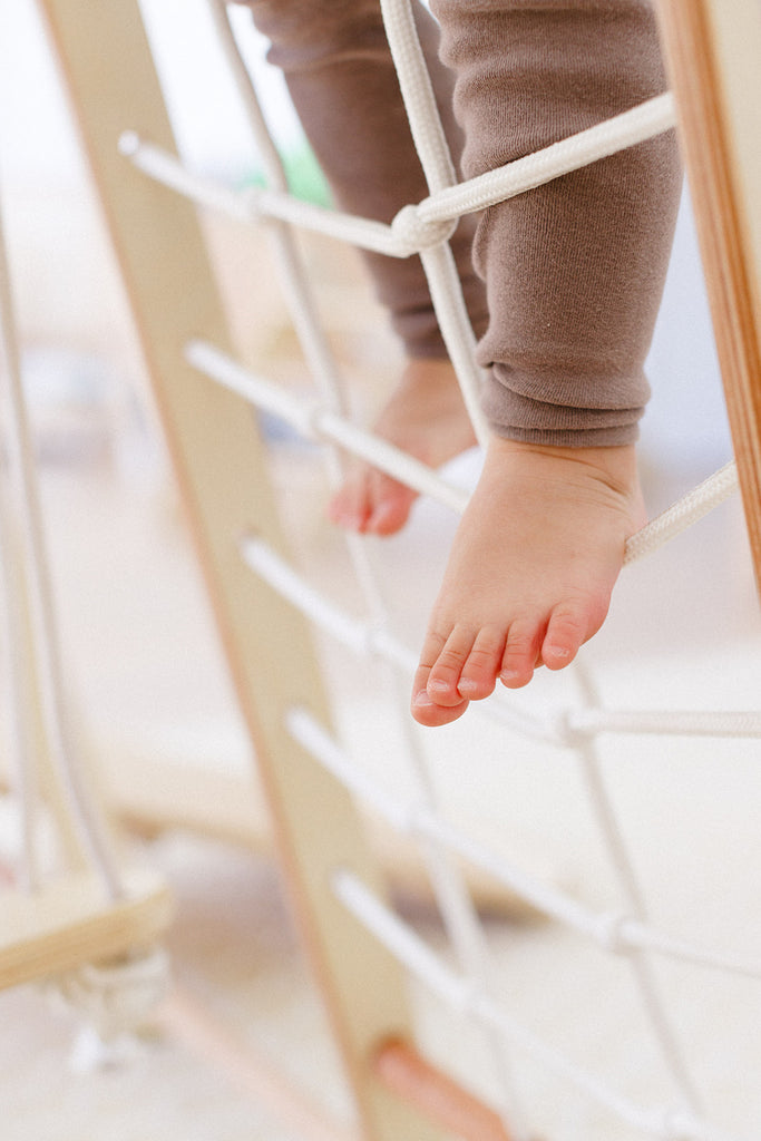 detailed photo when climbing the rope 
